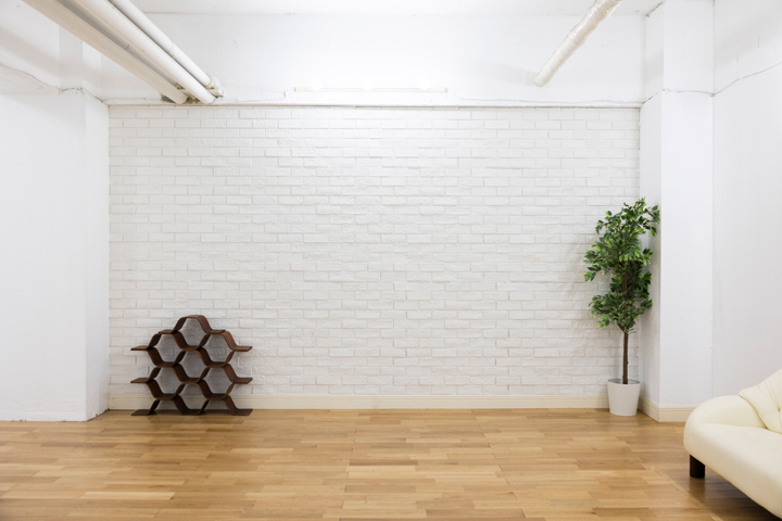 フローリングと白壁